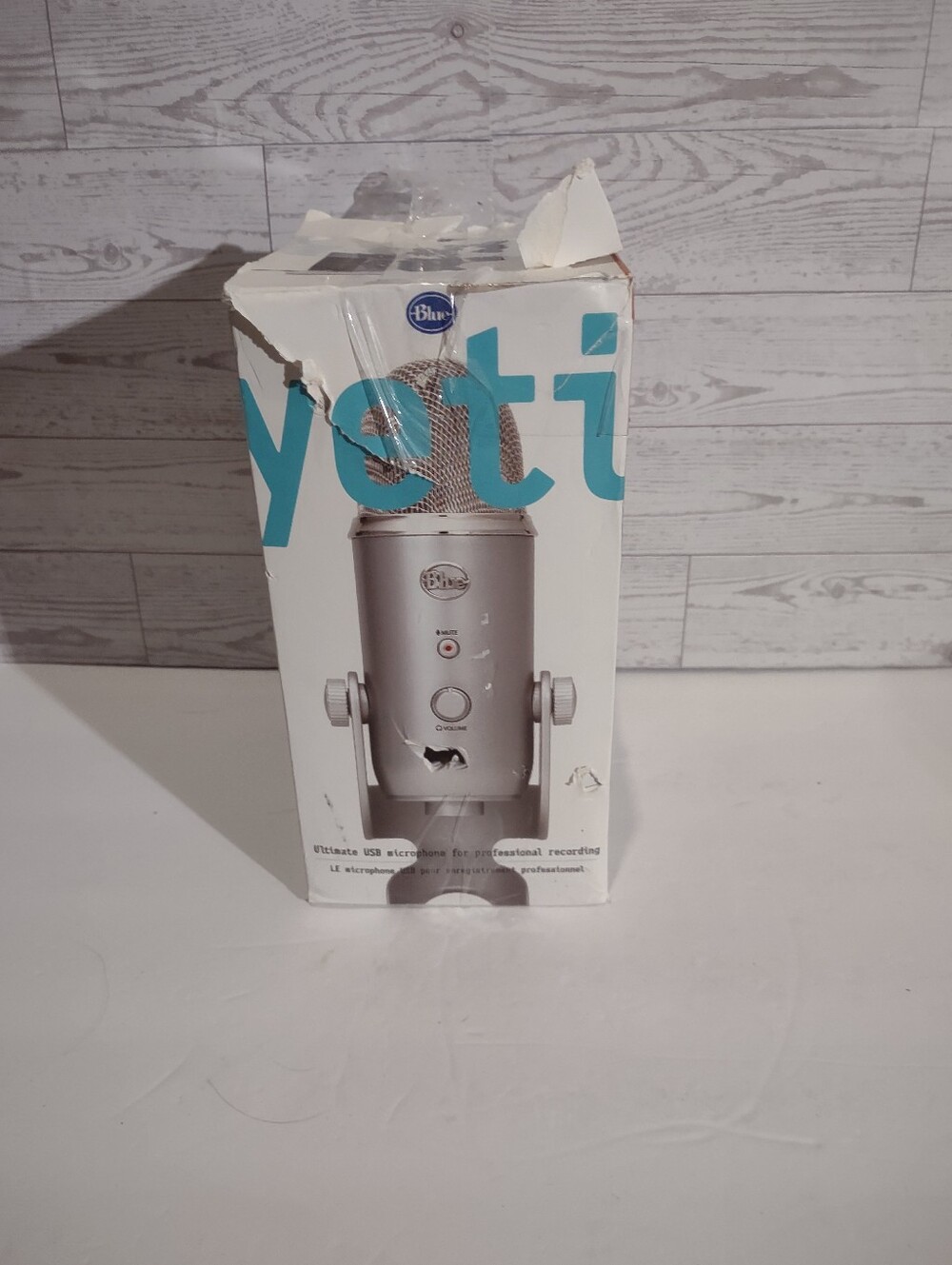 Blue Yeti Professional USB Microphone - Silver Open Box with USB and user manual